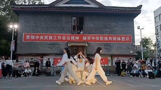 Lễ hội âm nhạc đồng cỏ của Đại học Jishou, nhóm nhạc trẻ thời đại cover "Encounter", chúng ta hãy gặ