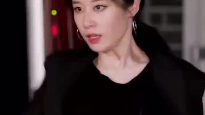 IU Lee Ji-eun, the pervert, gets carried away when she sees a beautiful woman. Jiyeon, what's wrong 