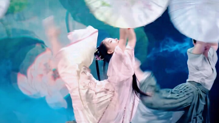 “她在内娱玩着不一样的舞台”