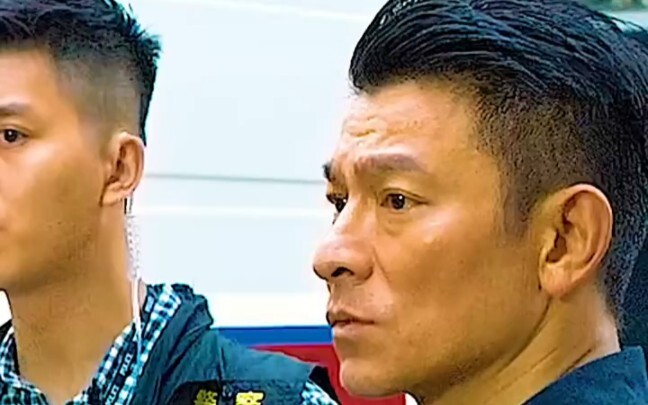 “Gặp chuyện đừng hoảng, trước tiên chụp ảnh rồi đăng lên WeChat Moments.” – Trợ lý: “Anh điên rồi, đ