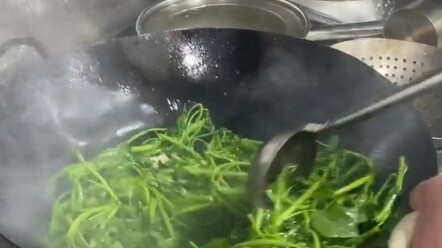 The head chef is truly exceptional—when stir-frying vegetables, he flips the pan no more than three 