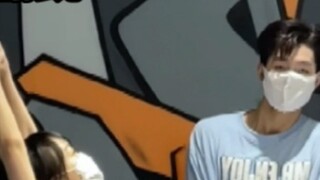 Panggung ini mengejutkan dagu gandaku. Ayo berdansa dengan teman-teman Kpopmu!