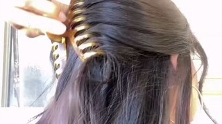 Berbagai macam gaya rambut musim panas yang santai dapat dicapai dengan jepitan hiu... Saya sudah me