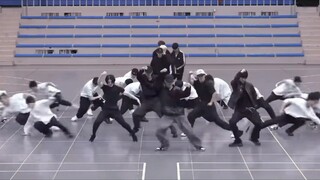 ช่วยด้วย โคตรเดือดเลย! ห้องซ้อมนี้ทำให้ฉันขนลุกไปหมดแล้ว!!! พี่ๆ หล่อสุดๆ เลย……