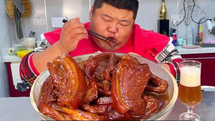 大块五花肉，胖哥做“把子肉”吃，香而不腻，大厚肉片比红烧肉过瘾多了！【胖猴仔】