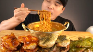 Thánh ăn mukbang ăn đùi gà sốt 3 vị khác nhau cực ngon #amthuc #monngon