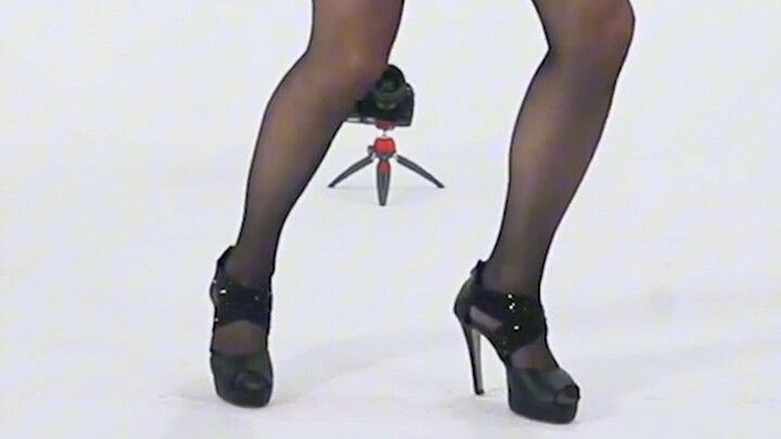 Long Legs, Mature Woman, Slow-Shaking Hot Dance