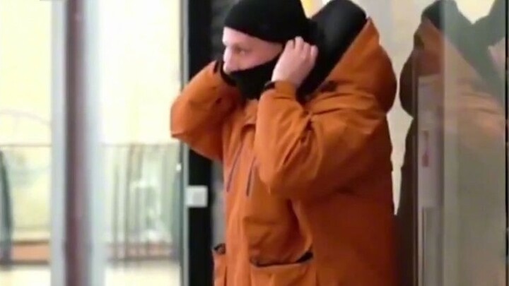 ماذا سيحدث إذا لم يرتدي الأجانب الكمامات في الشوارع؟ ناشطون أجانب: الحرية تأتي مع مسؤولياتها.