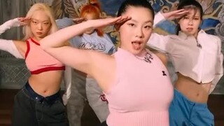 يا إلهي، هالة لي جون قوية جدًا! لا أستطيع رؤيتها إلا هي.