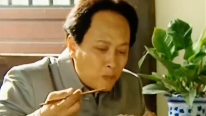 Chairman Mao wanted to dine at a restaurant, but after the young man recognized him, he insisted on 