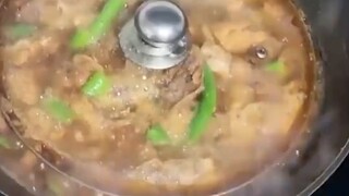 "Trượt...trượt sang thành chậu"