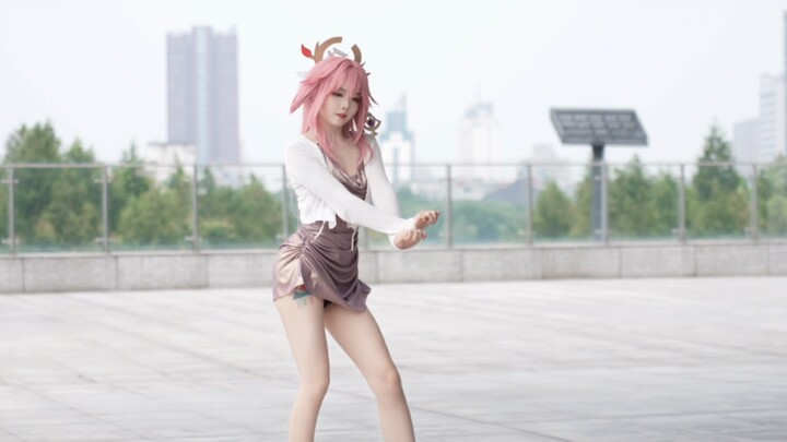 I got up and saw Yaejinko dancing cat steps lightly.