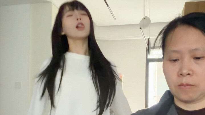 Menantang untuk menari di belakang ibuku tanpa ketahuan