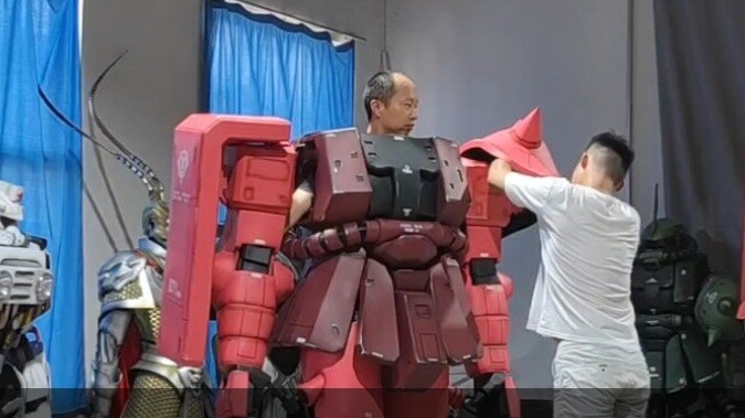 Tên của Zaku đỏ là gì? Nào, cùng xem anh em sư tử lớn “mecha” này mặc nó như thế nào nhé?