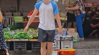 男子在街道小巷里跳舞，身后的“烟火气”绝了