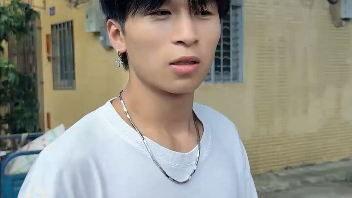 Menantang turun lereng curam dengan skateboarding tailslide.