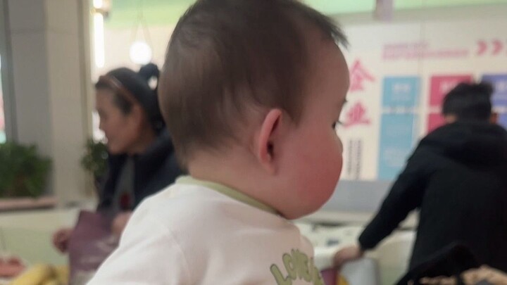 Bé sơ sinh 6 tháng tuổi ngoan đến mức nào khi ra ngoài tắm?