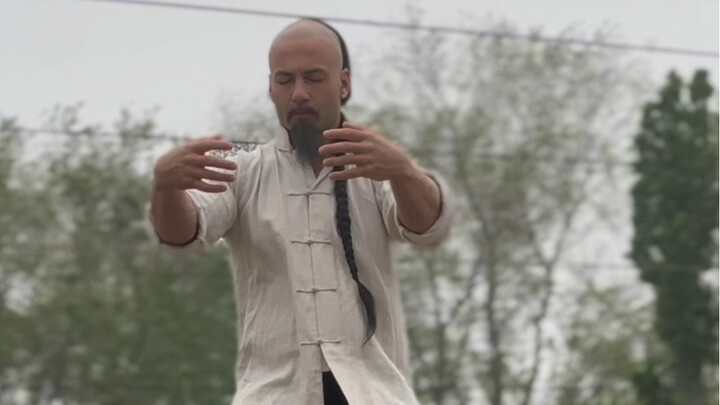 أخي لي ليانجيه، كل عام وأنت بخير في عيد ميلادك! على مدى أكثر من عشرين عامًا، ظللت مصدر إلهام لي في م