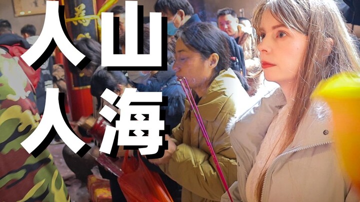 Foreign girl tries New Year’s incense burning, completely overwhelmed by the massive crowds at the t