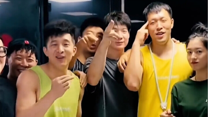 Thấy mọi người vui thế này, có vẻ sau này mình phải giành thêm nhiều chức vô địch nữa thôi!