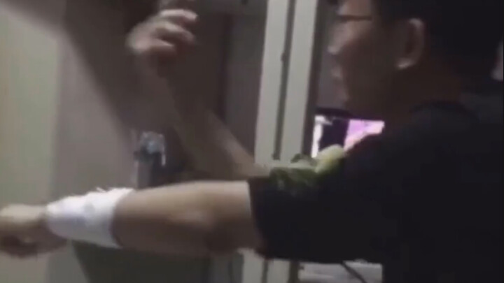 Sobat lamaku, kamu memukul lenganku sampai begini