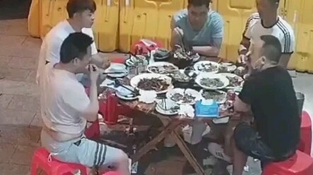 After work, a restaurant owner in Yiwu, Zhejiang, witnessed a heartwarming gesture by a group of cus