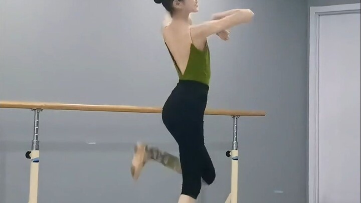 12-year-old dance student ~[Fanbao]~ These legs...