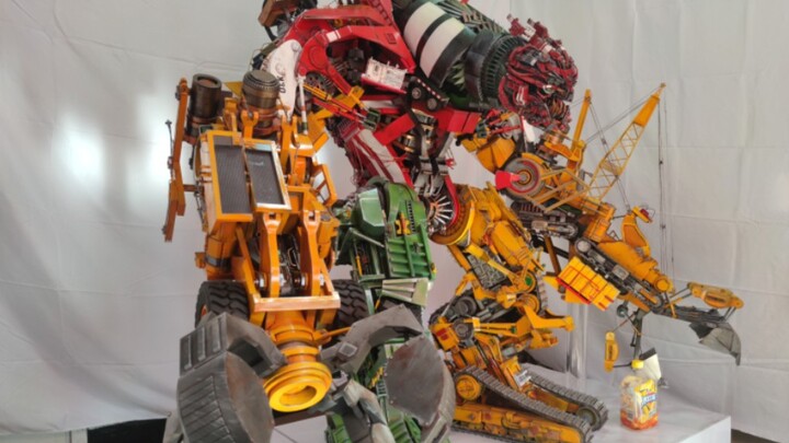 It took 2 years to make the Transformer 2 Hercules, which is made of pure "hand-rubbed rubber sheet"