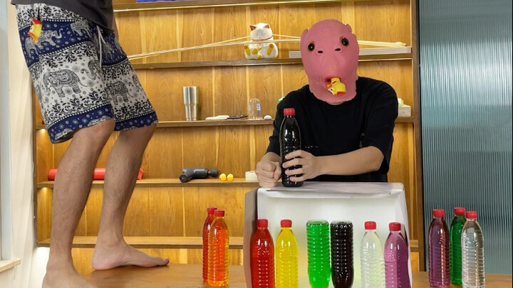 Undang teman Anda ke tantangan mencocokkan botol