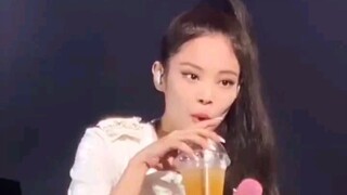 【BLACKPINK】Jennie演唱会中途喝果汁，太可爱了！