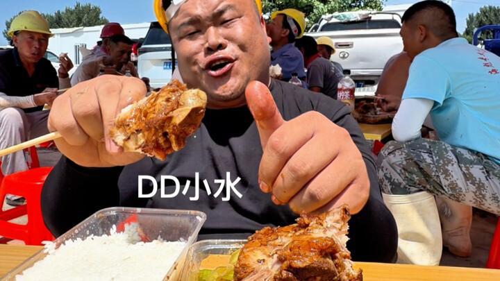 Para rekan kerja makan dengan lahap sekali, semuanya memujiku, hahaha.