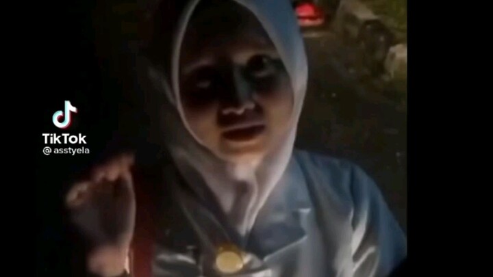 Wanita Sma di tengah Hutan