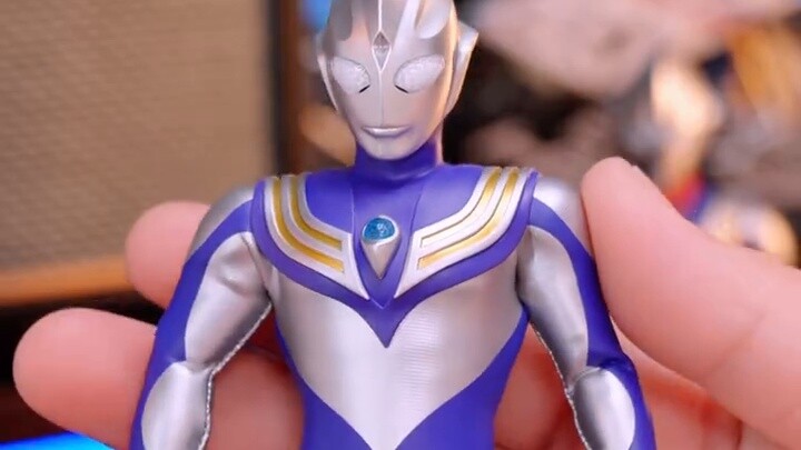 Look what it is, a movable Ultraman ceiling! Unboxing the Leather Suit Air Tiga [It's not a toy]