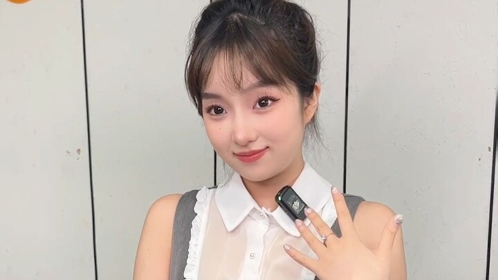 Chắc chắn là ánh sáng của tôi đã lấn át cả chiếc nhẫn kim cương, nên anh ấy mới không nhìn thấy được