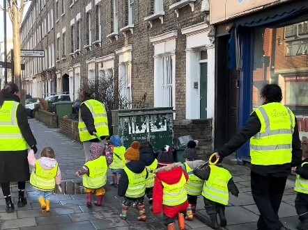 Cư dân mạng: “Có phải đứa được thầy cô dắt riêng là nghịch ngợm nhất không?”
