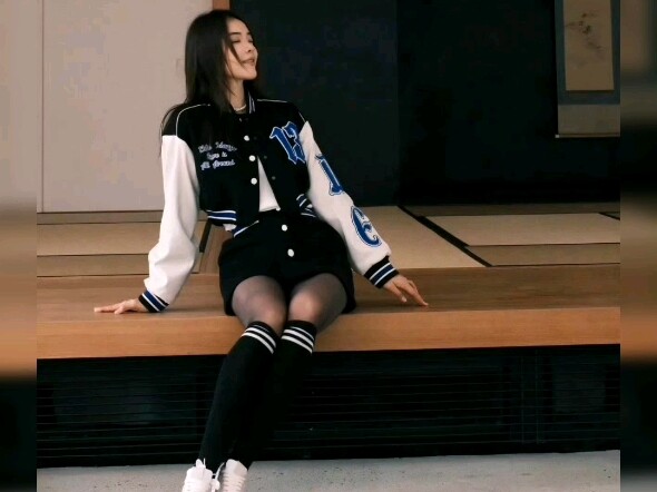 Aunt Yu Shuang truly lives up to her "moonlight" reputation—sportswear with long socks and silk stoc