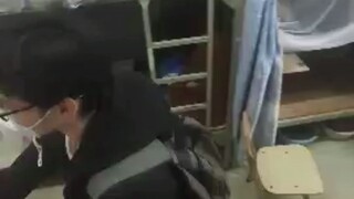 Bạn cùng phòng ngày nào cũng lên tầng 6 thư viện để tự thưởng cho mình nên bị đuổi học, cuối cùng th