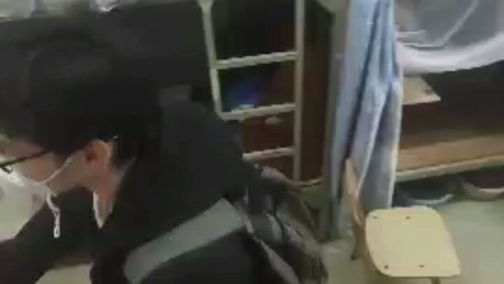 Bạn cùng phòng ngày nào cũng lên tầng 6 thư viện để tự thưởng cho mình nên bị đuổi học, cuối cùng th