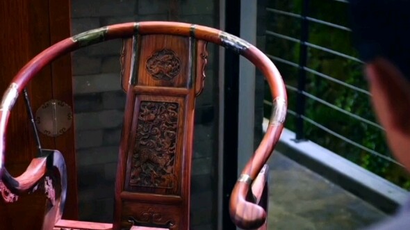 Miliarder menatap tajam kursi kayu Huanghuali yang dibelinya seharga 20 juta, tiba-tiba menyadari ad