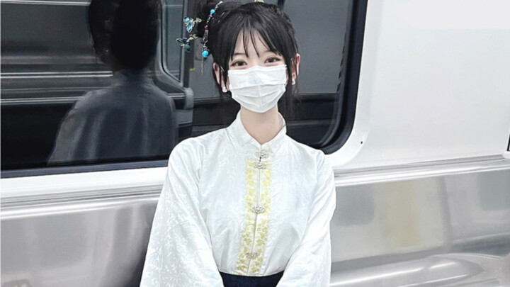 Đi tàu điện ngầm gì mà còn phải Bổn Vương đích thân đi!! Tâm trạng của cô nàng mặc váy mãn khi đi tà