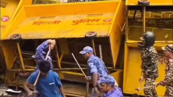 एक वायरल वीडियो में पुलिस और एक बच्चे से जुड़ा दृश्य दिखा