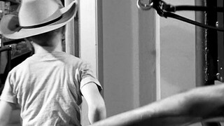 صبي يخطئ في اعتبار مسدس حقيقي لعبة، والوالدان لا يدركان ذلك، وابنهما على وشك التسبب في كارثة كبيرة