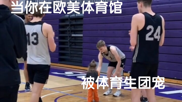 هذه الفتاة الصغيرة سعيدة جدًا!