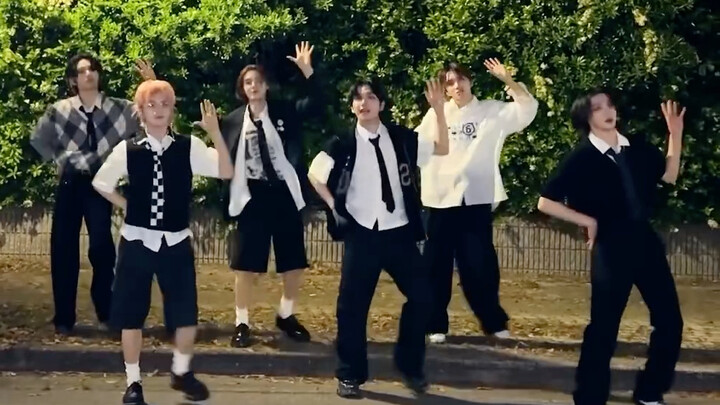 โอ้พระเจ้า! นี่เป็นครั้งแรกที่ได้เห็นเวอร์ชันบอยกรุ๊ปของ La La Land!! โรแมนติกมาก ได้เต้นรำใต้ดวงดาว