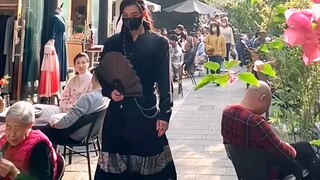 Laki-laki wajib mencoba memakai rok mafan!