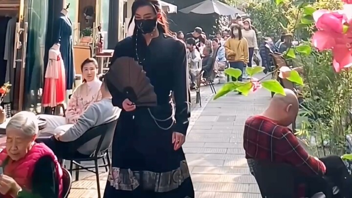 Guys, you must try wearing a horse-face skirt!