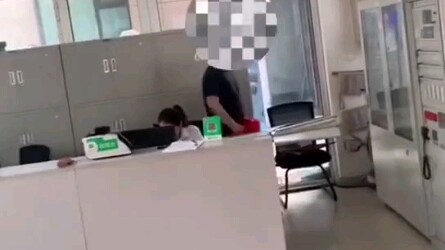 Pria marah mencopot spanduk penghargaan yang sebelumnya diberikan kepada pihak pengelola gedung; Net