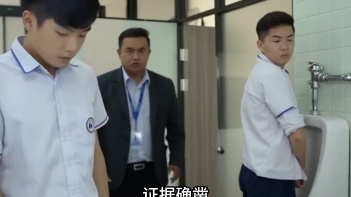 Bạn học: Thưa thầy, bạn ấy hút thuốc, em đi vệ sinh, sao em cũng bị trừ điểm vậy ạ!
