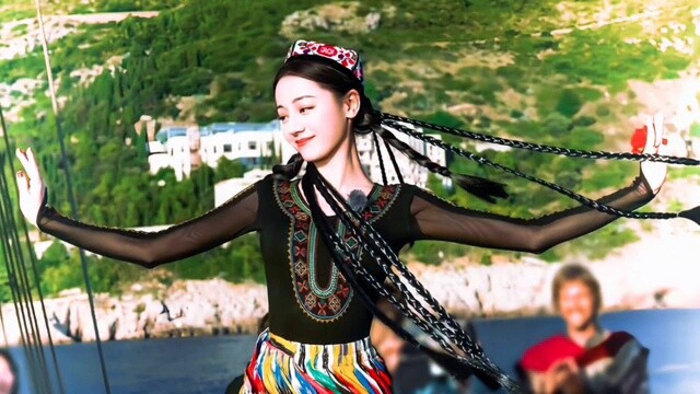 Siapa tahu? Wang Wenbin membagikan video Dilraba menari tarian Xinjiang, dan video tersebut telah di