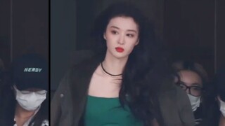 Her red carpet look was absolutely insane! I'd call her the new-generation beauty queen!